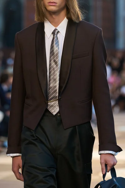 Look 25